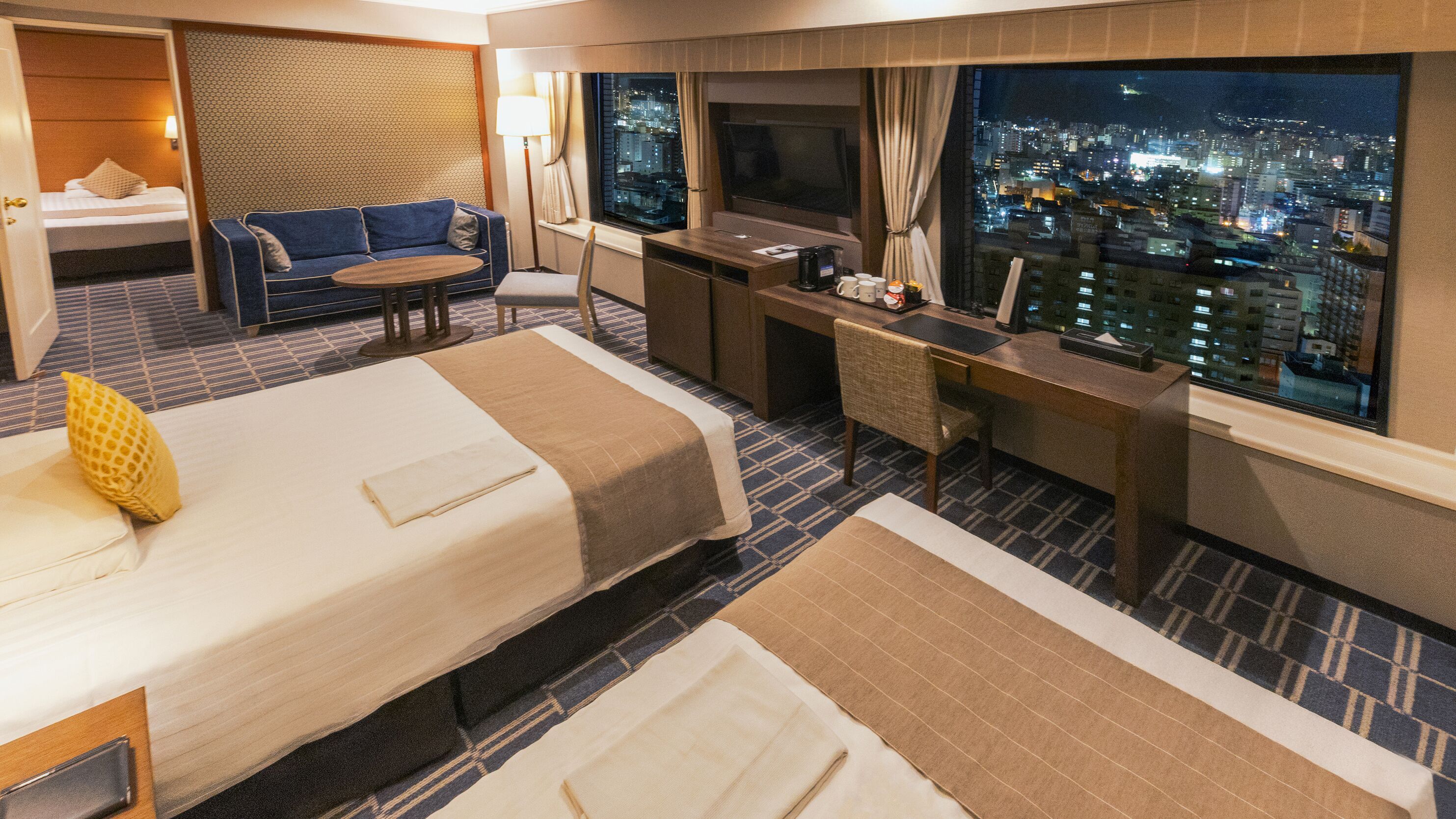 Familierom, ikke-røyk | Skrivebord, strykejern/-brett, wi-fi (inkludert) og sengetøy