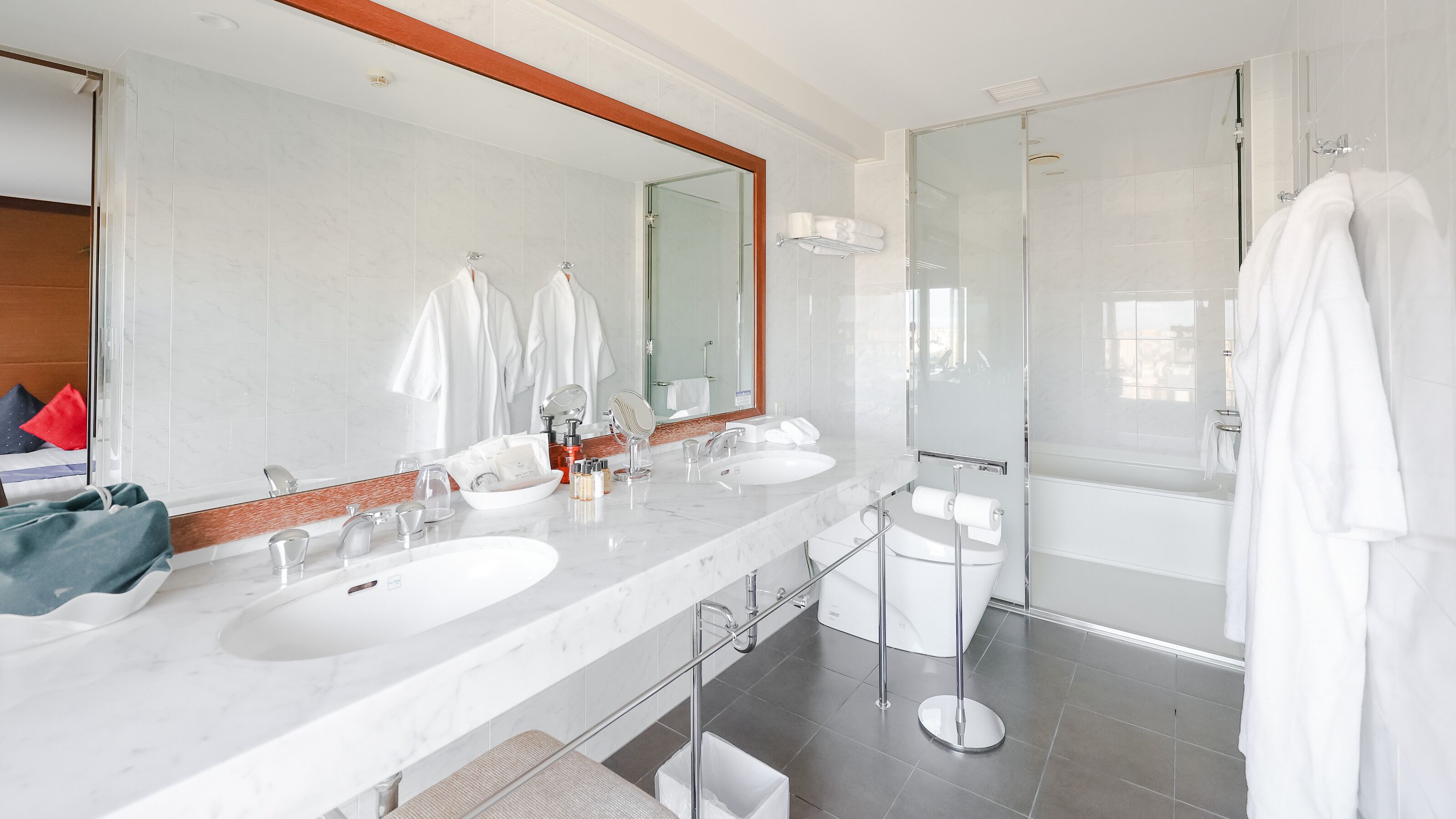 premier twin room, non smoking | bathroom | combined shower/bathtub, free toiletries, hair dryer, slippers