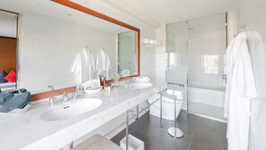 Premier Twin kamer, niet-roken | Badkamer | Een bad/douchecombinatie, gratis toiletartikelen, een haardroger