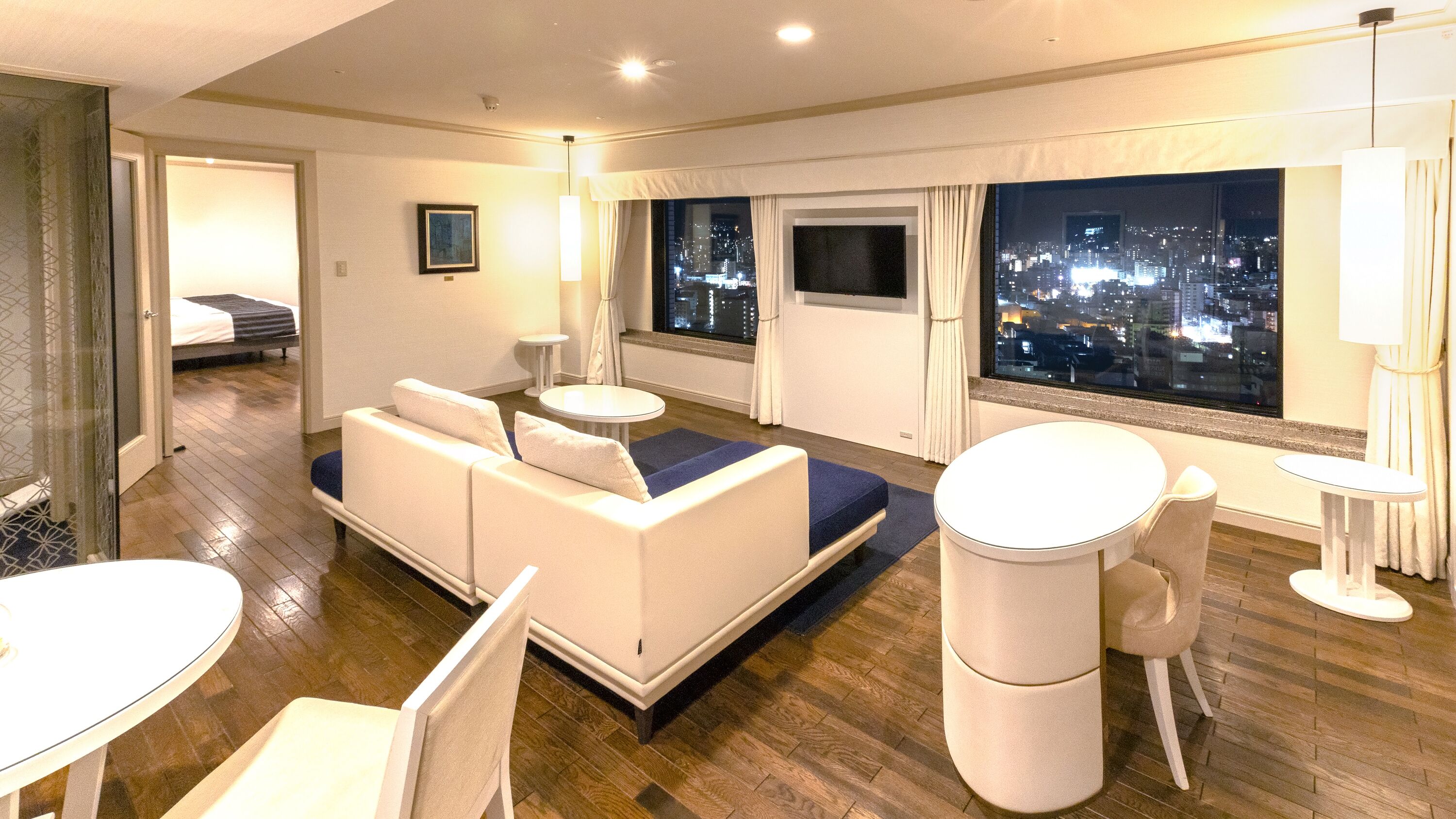 Escritorio, tabla de planchar con plancha, wifi gratis y ropa de cama 