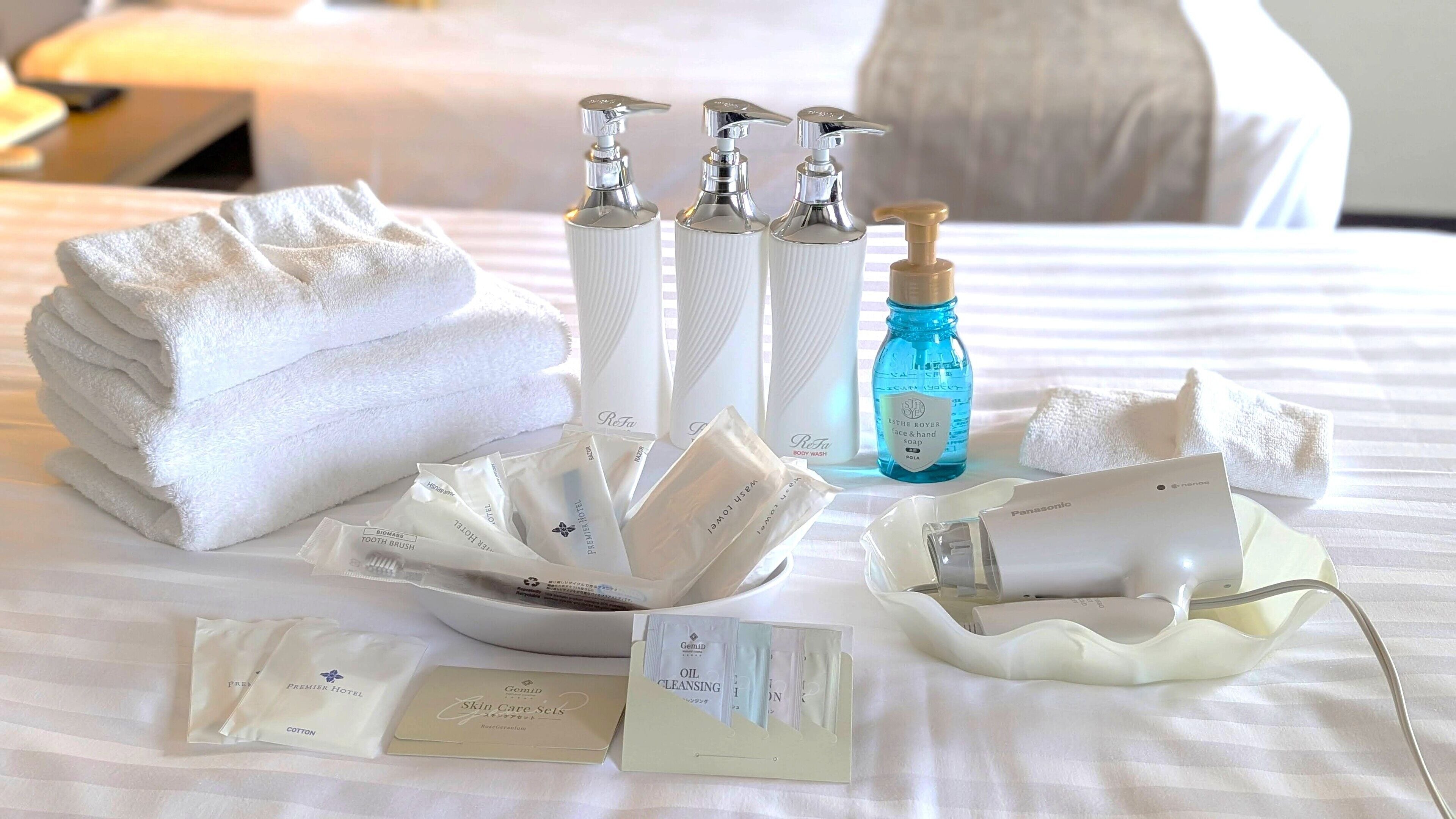 combined shower/bathtub, free toiletries, hair dryer, slippers