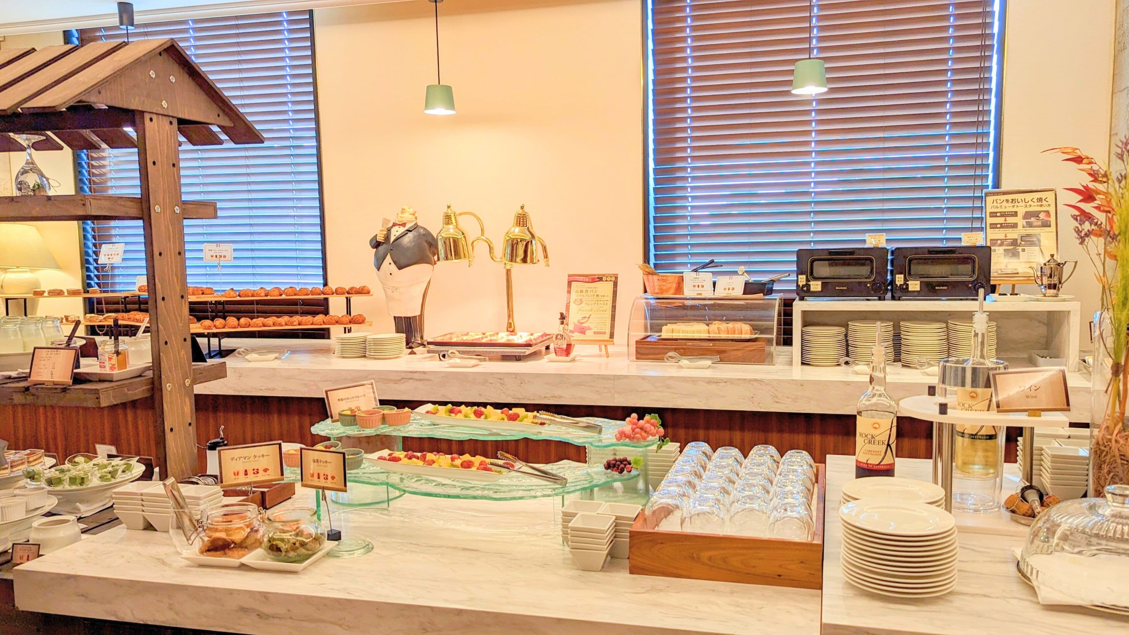 daily buffet breakfast for a fee