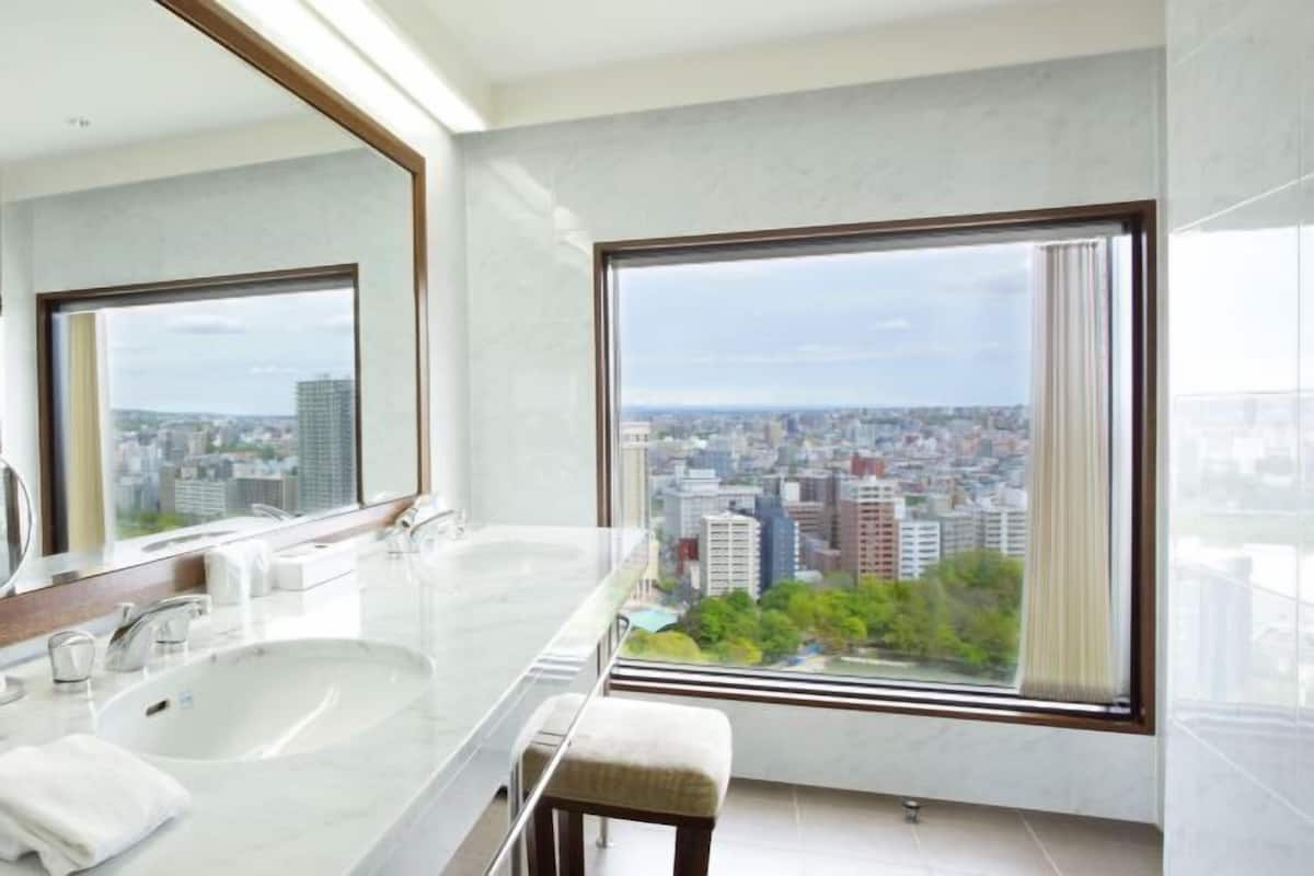 Bathroom | Combined shower/tub, free toiletries, hair dryer, slippers