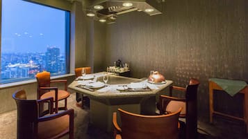3 restaurants; breakfast, lunch and dinner served