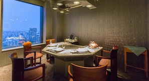 3 restaurants; breakfast, lunch and dinner served 