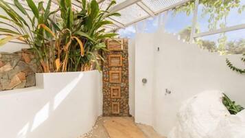 Minibar, escritorio, camas extra y wifi gratis