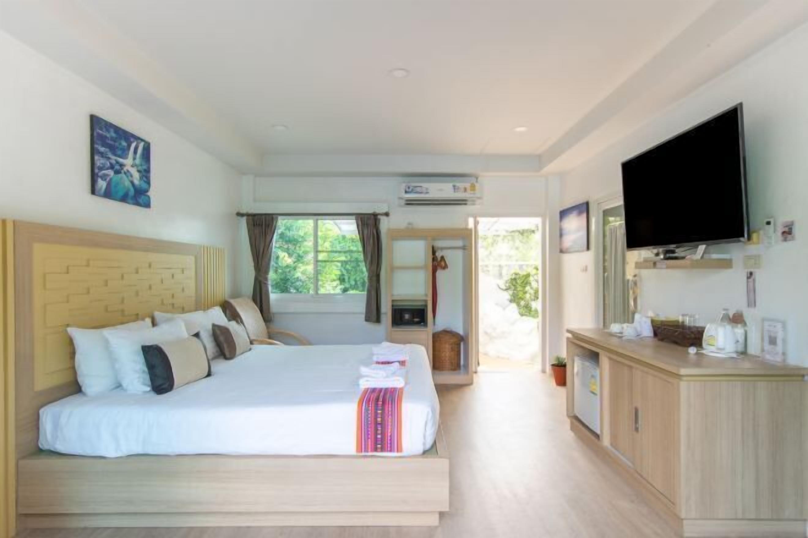 Minibar, desk, rollaway beds, free WiFi