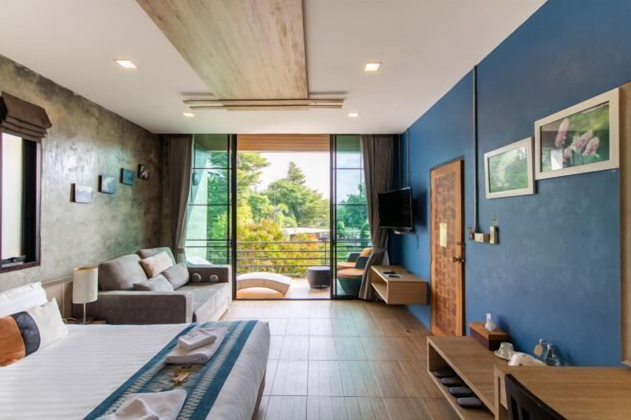 Minibar, desk, rollaway beds, free WiFi