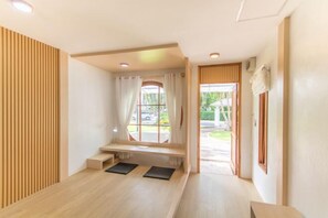 Minibar, bureau, lit d’appoint (supplément), accès au Wi-Fi (inclus)