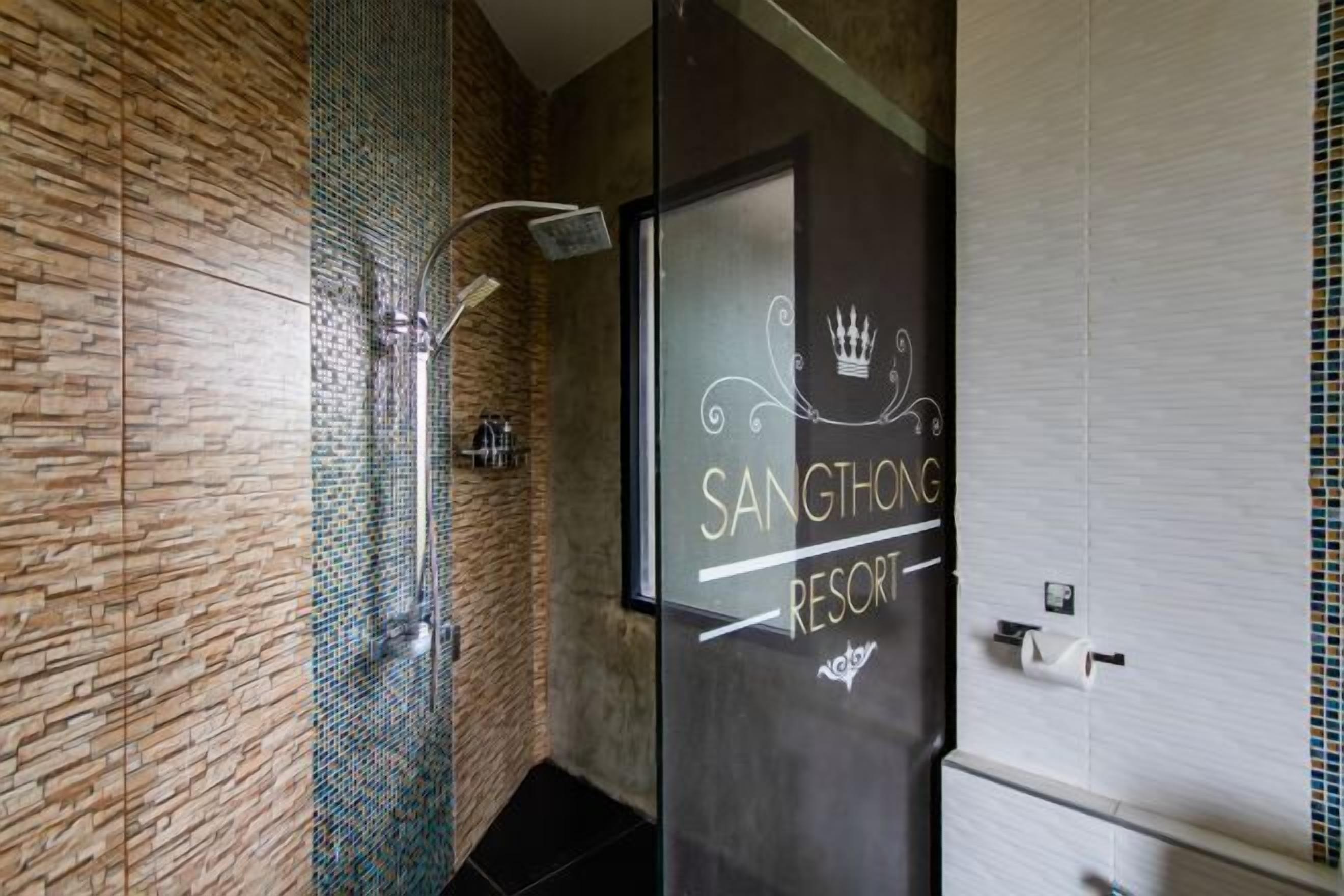 Minibar, desk, rollaway beds, free WiFi