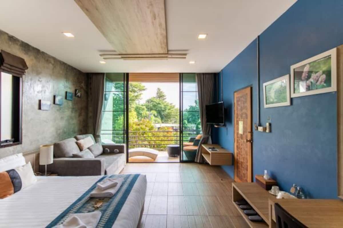 Minibar, desk, rollaway beds, free WiFi