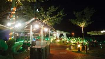 2 restaurants, breakfast, lunch, dinner served; international cuisine