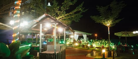 2 restaurants, breakfast, lunch, dinner served; international cuisine