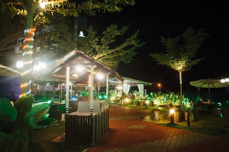 2 restaurants, breakfast, lunch, dinner served; international cuisine