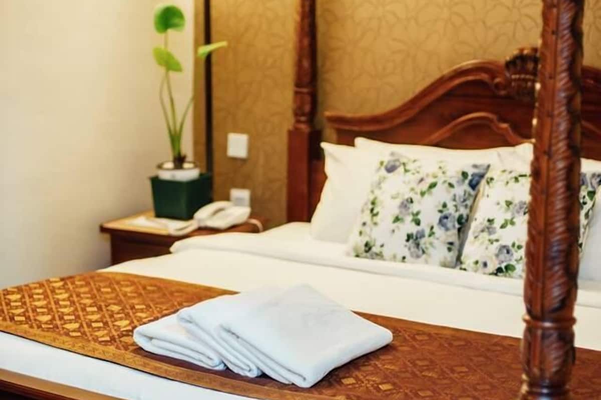 executive room | desk, blackout curtains, iron/ironing board, free wifi