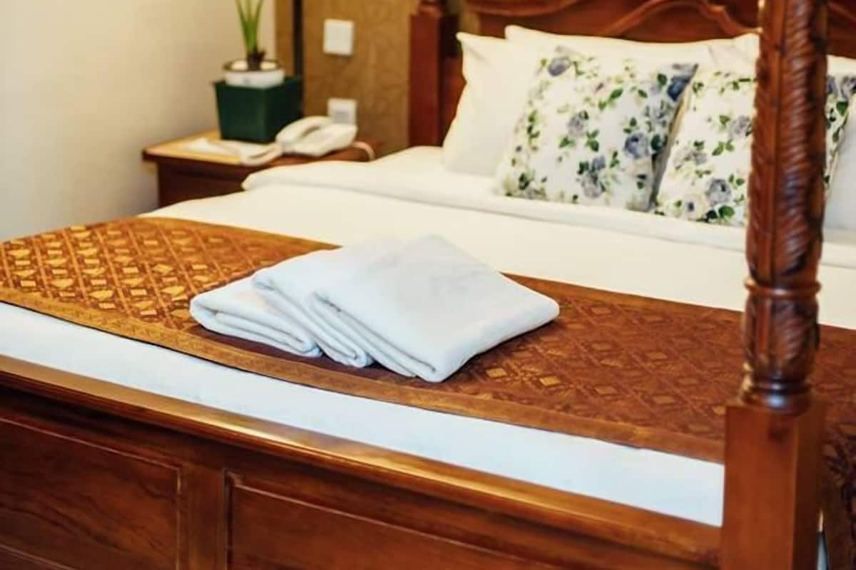 Chambre exĂ©cutive | Bureau, rideaux dâobscurcissement, fer et planche Ă repasser