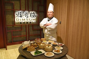 2 restaurants; lunch and dinner served  - Fullon Hotel Taoyuan Airport Access MRT A8 (Taoyuan City)