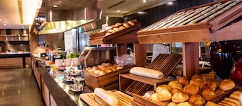 Fullon Hotel Taoyuan Airport Access MRT A8