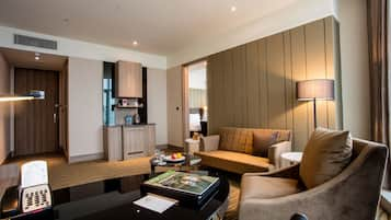 Executive Suite | In-room safe, desk, blackout drapes, soundproofing