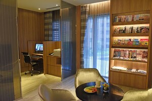 Un espacio de oficina moderno con escritorio, computadora y estantería.