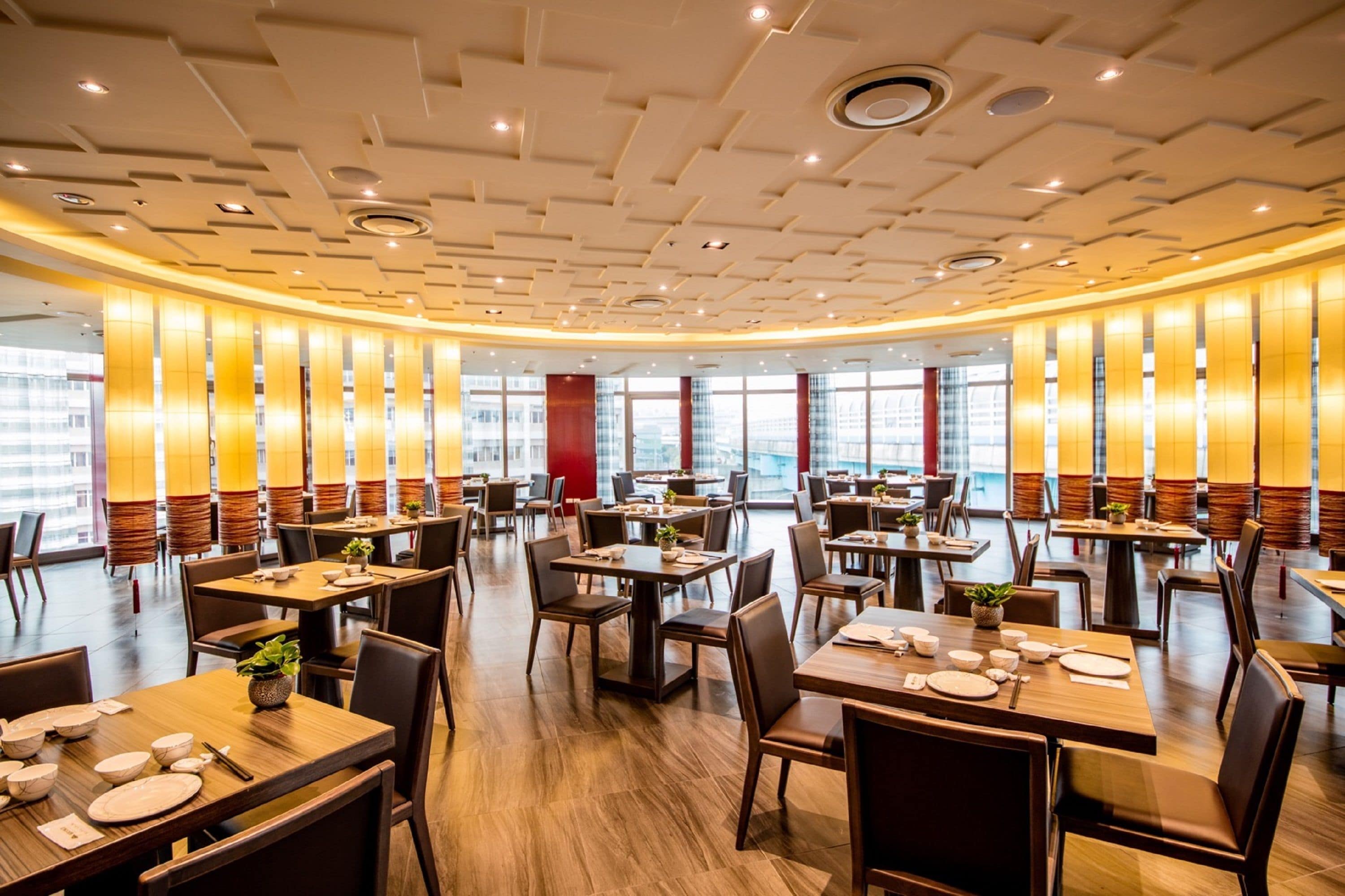 2 restaurants, lunch, dinner served; international cuisine