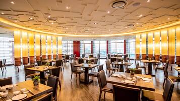 2 restaurants, lunch, dinner served; international cuisine