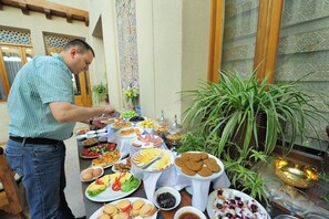 Free daily buffet breakfast
