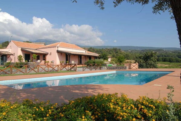 Piscina a l'aire lliure i gandules 