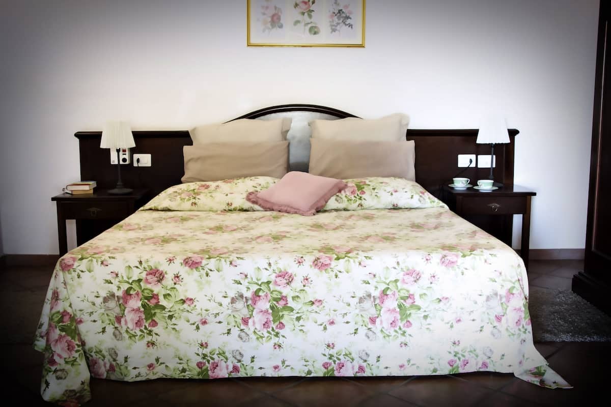 Kamer, 1 twee- of 2 eenpersoonsbedden | Een minibar, een kluis op de kamer, een bureau