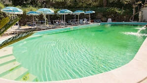 A swimming pool with clear water, surrounded by lounge chairs and umbrellas. - Hotel Stella Maris Terme & Beauty (Casamicciola Terme)