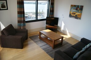 شقة - غرفة نوم واحدة (2 Adults) | منطقة المعيشة | تلفزيون بشاشة مسطحة