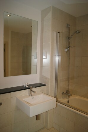 Ensemble baignoire-douche, articles de toilette (gratuits)