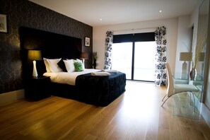 1 chambre, ameublement unique, fer et planche à repasser