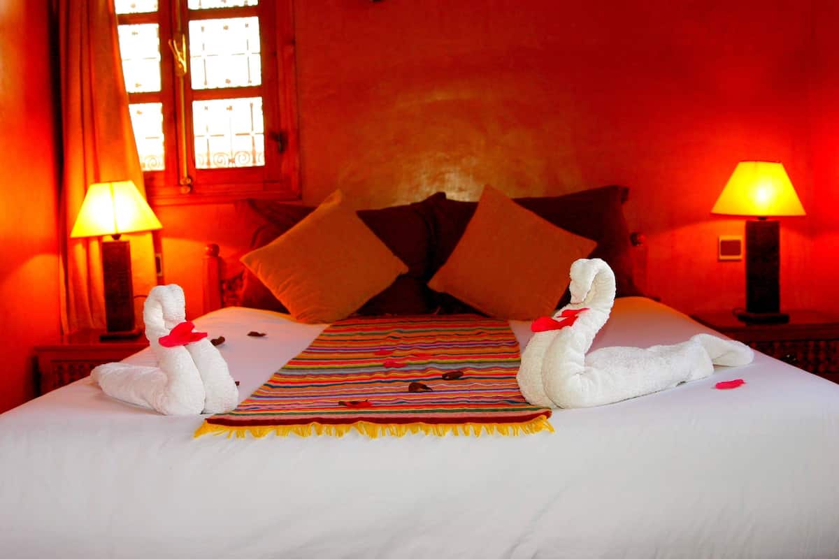 Quarto casal superior (Africa) | Roupas de cama premium, cofres nos quartos, berços grátis