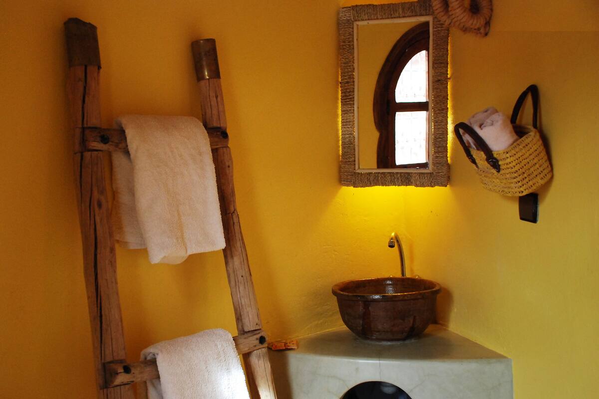 Quarto casal superior (Savana) | Pia do banheiro