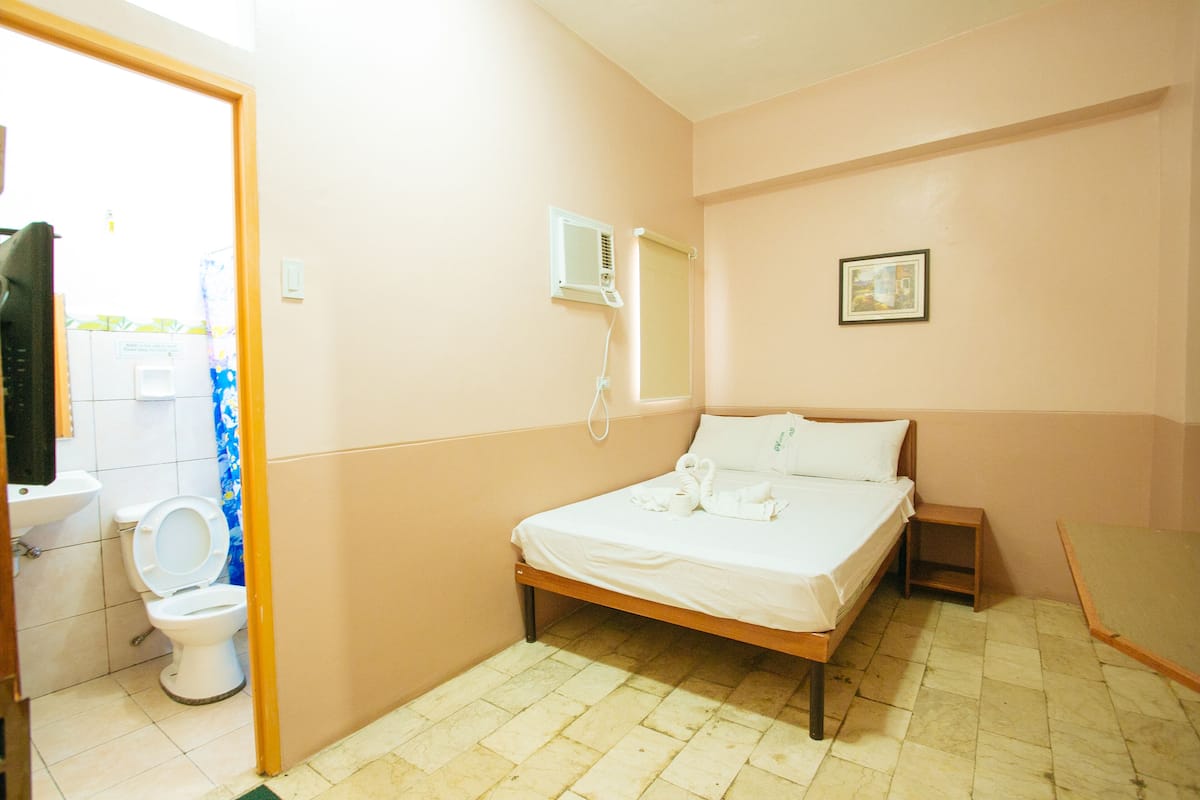 Desk, WiFi (free), bed sheets