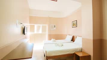Quarto duplo standard | Escrivaninha, Wi-Fi de cortesia, roupa de cama