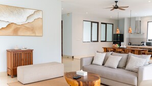 Una sala moderna con un sofá, una mesa de centro y un aparador de madera.