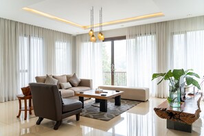 Flat-screen TV, DVD player - Chamomile Hill View 6BR Villa pool and movie room (Bandung)
