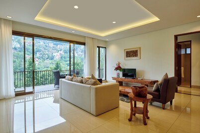 Chamomile Hill View 6BR Villa pool and movie room