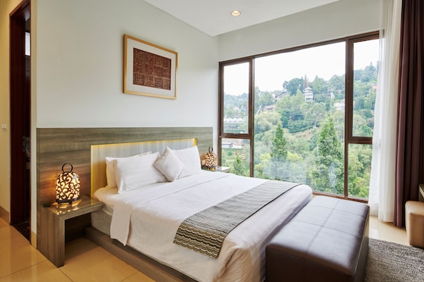 Chamomile Hill View 6br Villa Pool And Movie Room - Bandung