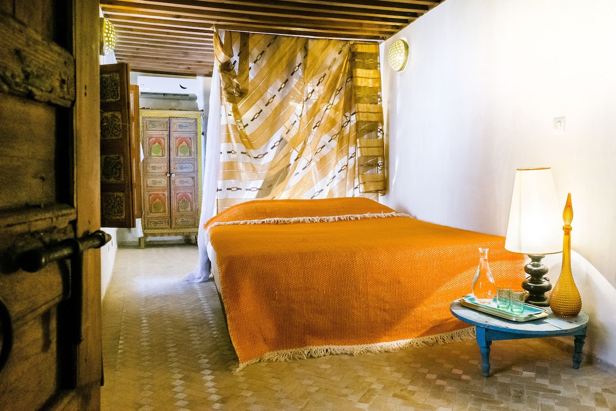 Ropa de cama de alta calidad y caja de seguridad en la habitación