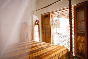 Suite, 1 King-Bett, Blick auf den Innenhof | Hochwertige Bettwaren, Zimmersafe, Schreibtisch, kostenlose Babybetten