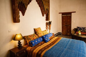 Makarbas Suite - Accessible  | Premium bedding, in-room safe, desk, free cribs/infant beds - Riad Idrissy (Fes)