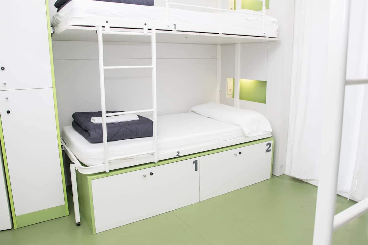 Dormitorio compartido estándar, dormitorio mixto, baño compartido (4-People) | Caja fuerte, cortinas opacas, wifi gratis y ropa de cama