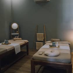 Couples treatment rooms, hot springs, body treatments, aromatherapy