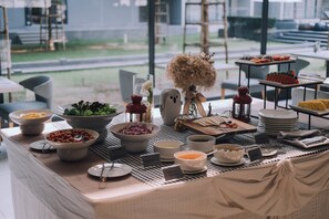 Frokostbuffé hver dag (THB 250 per person)