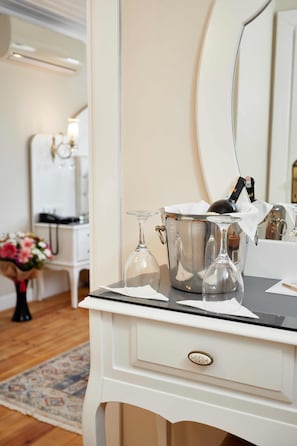 套房, 海景 | 高档床上用品、迷你吧、客房内保险箱、办公桌