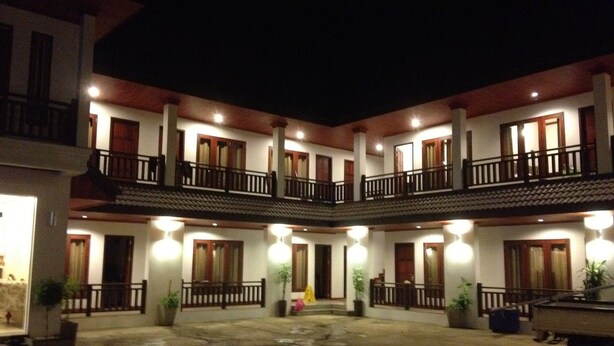 A two-story building with a courtyard. - Chalouvanh Hotel (Pakse)