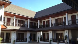 A two-story building with a courtyard. - Chalouvanh Hotel (Pakse)